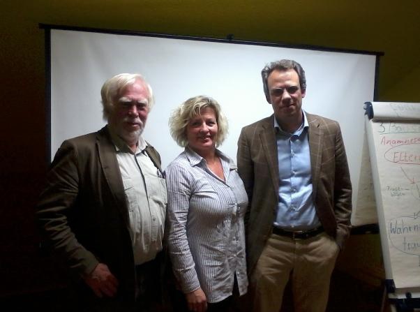 Drei Fachleute bei einer Veranstaltung zum Thema Enuresis (Einnässen) im MVZ Timmermann und Partner sowie der Praxis für Ergotherapie Hemmoor.