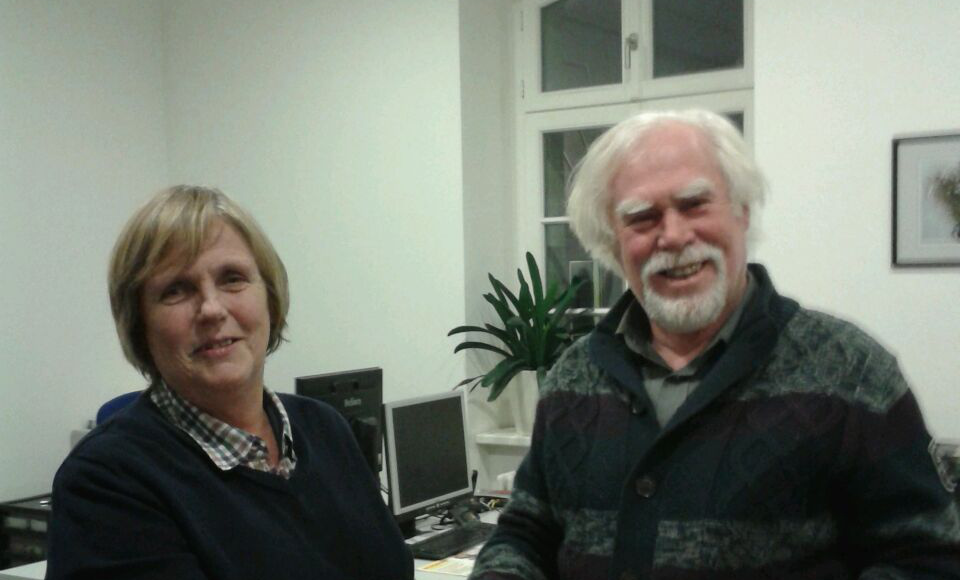 Jochen Timmermann erhält das Zertifikat in Psychoonkologie, überreicht von Dr. med. Martina Rauchfuß, Charité Berlin.