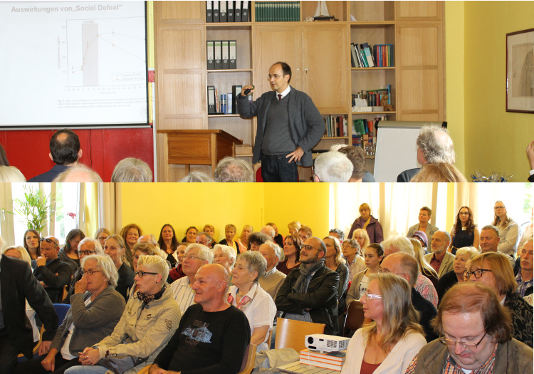 Vortrag beim 15-jährigen Jubiläum des MVZ Timmermann und Partner mit zahlreichen Gästen im Publikum.