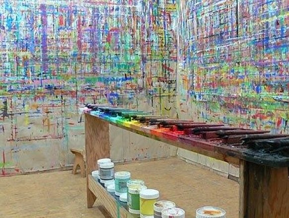 Bunter Malort-Raum mit bemalten Wänden, Farbpalettentisch und Malmaterialien – Ausdrucksmalen nach Arno Stern im MVZ Timmermann und Partner.