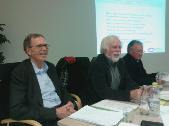 Drei Experten bei einer Diskussionsrunde zum Thema psychische Versorgung von Flüchtlingen, aufgenommen im Rahmen einer Informationsveranstaltung des MVZ Timmermann & Partner.