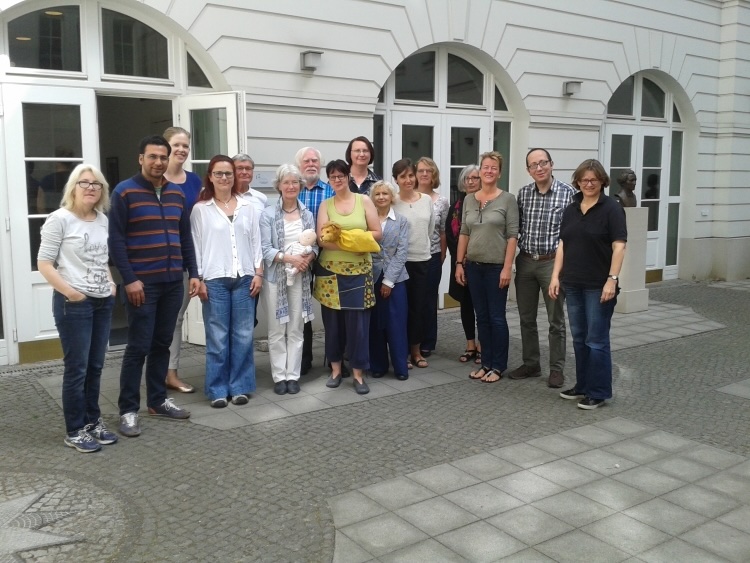 Gruppenfoto der Teilnehmerinnen und Teilnehmer der Weiterbildung Kinder- und Jugendpsychosomatik vor der Geschäftsstelle der DGPM in Berlin.