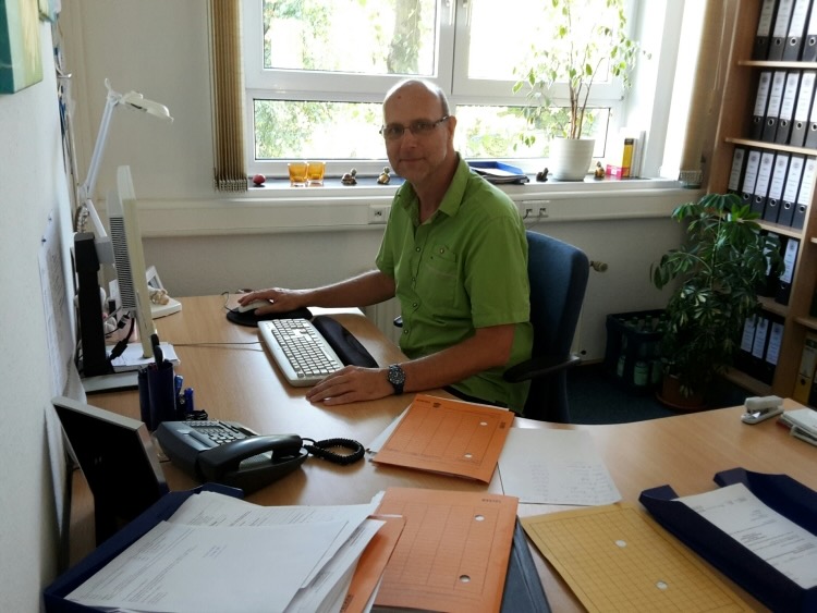 Kriminalhauptkommissar Uwe Sandrock am Schreibtisch, Referent der Fachveranstaltung zum Thema Mobbing im MVZ Cuxhaven.