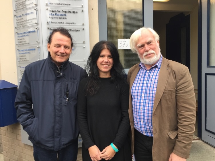 Drei Personen vor dem Eingang des MVZ Timmermann in Cuxhaven, Symbolbild für die Ausbildung von Medizinischen Fachangestellten.