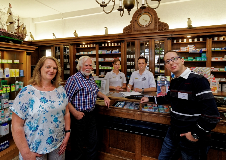 Ärzte des MVZ Timmermann & Partner im Gespräch mit Apothekern der Kaiser-Apotheke über Medikationspläne und Arzneimittelsicherheit.