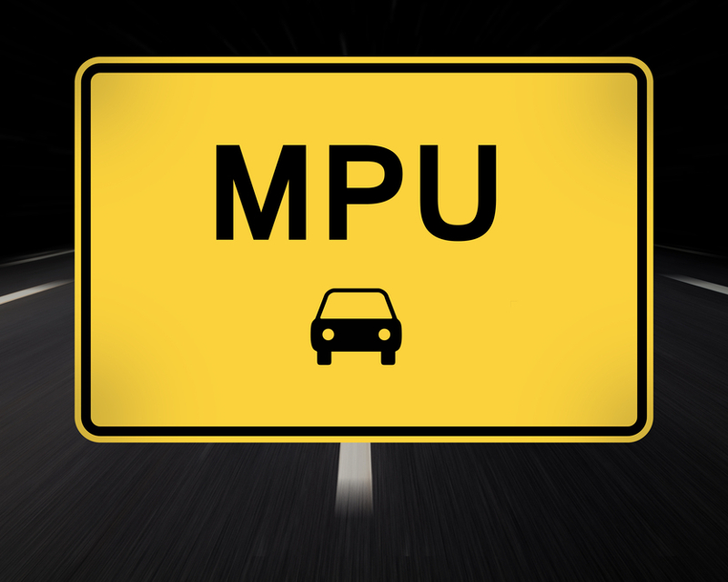 Gelbes Verkehrsschild mit schwarzer Aufschrift „MPU“ und Autosymbol – Hinweis auf die Medizinisch-Psychologische Untersuchung zur Wiedererlangung des Führerscheins.