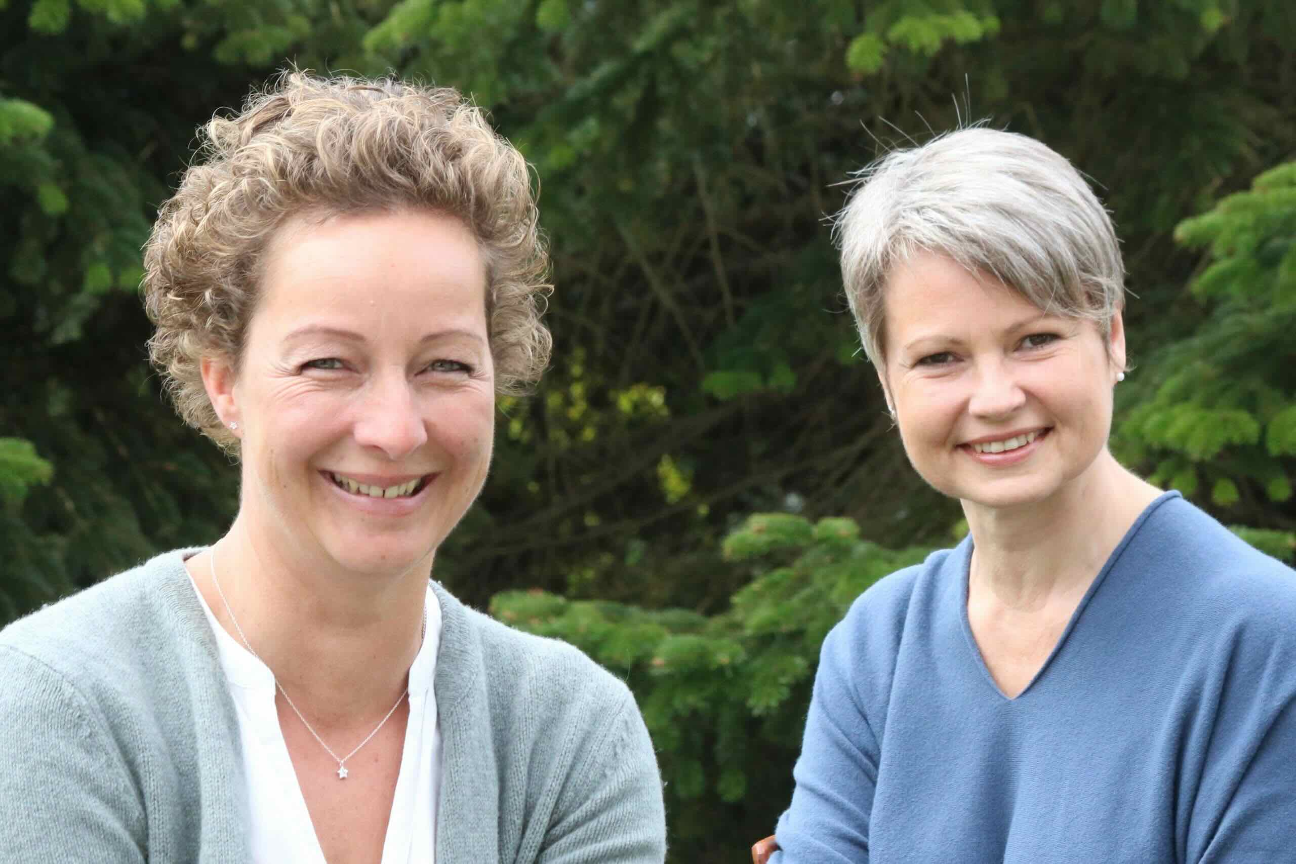 Zwei Frauen, Anja Elvert und Nikola Christiansen, die dem MVZ Timmermann und Partner während der Corona-Pandemie rund 100 selbst genähte Mund-Nasen-Masken gespendet haben.