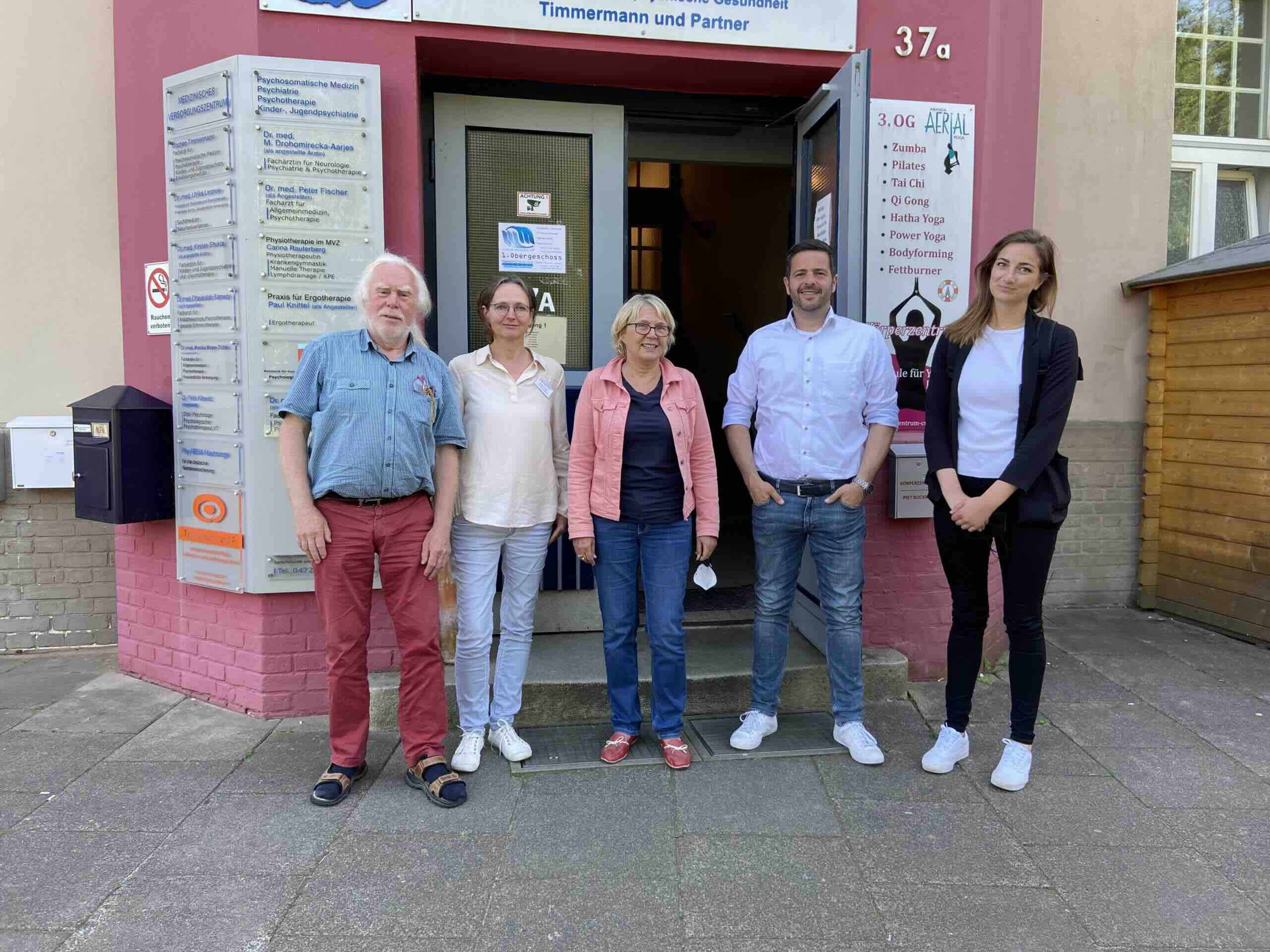 Gruppenfoto vor dem Eingang des MVZ Timmermann und Partner mit dem SPD-Bundestagsabgeordneten Daniel Schneider, Jochen Timmermann und Mitarbeiterinnen.