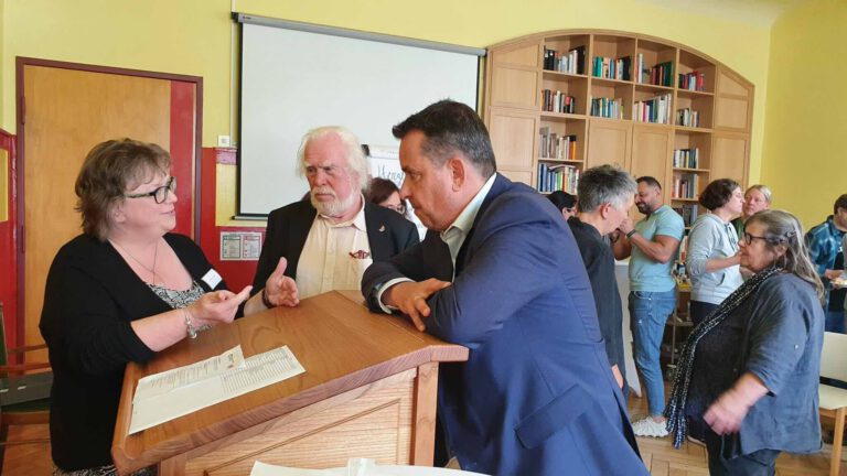 Teilnehmende der Jubiläumsveranstaltung zur Psychologischen Sprechstunde in Cuxhaven im Gespräch – Austausch zwischen Fachleuten und Gästen