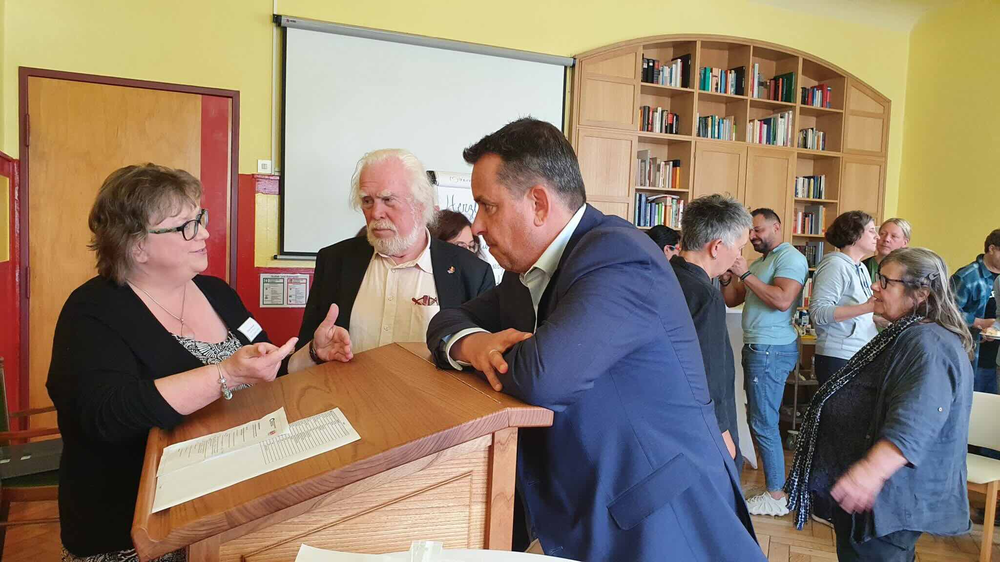 Teilnehmende der Jubiläumsveranstaltung zur Psychologischen Sprechstunde in Cuxhaven im Gespräch – Austausch zwischen Fachleuten und Gästen