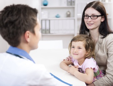 Arzt spricht mit Patient in der Sprechstunde.