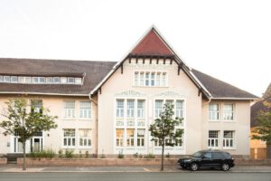 Fassade des MVZ Timmermann & Partner in Cuxhaven, Frontansicht des historischen Gebäudes mit großen Fenstern.