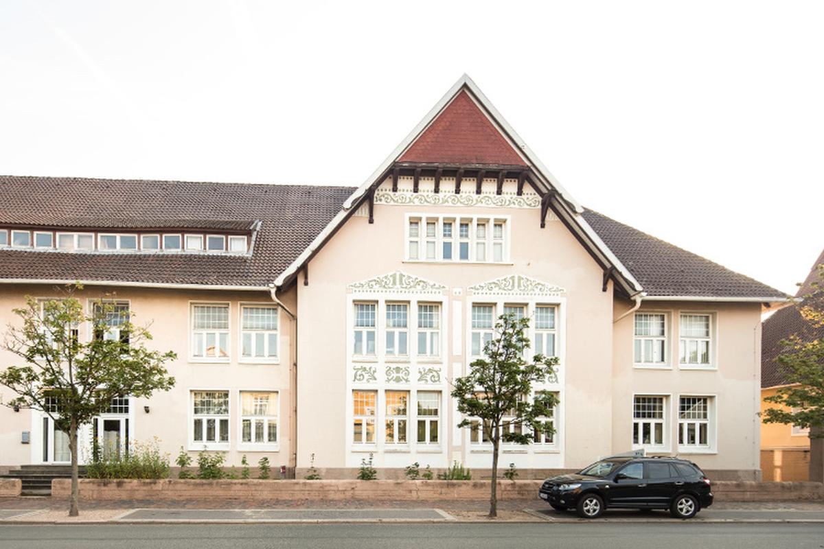 Fassade des MVZ Timmermann & Partner in Cuxhaven, Frontansicht des historischen Gebäudes mit großen Fenstern.