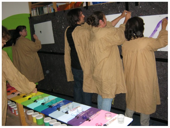 Teilnehmer malen im Malort mit bunten Farben beim Fachvortrag zur Kunsttherapie im MVZ Timmermann & Partner in Cuxhaven