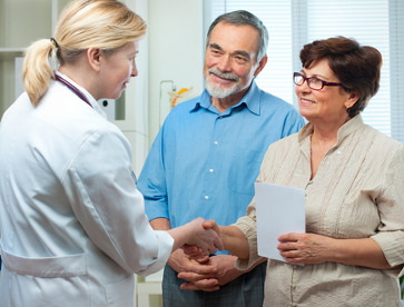 Ärztin begrüßt ältere Patienten mit Handschlag – Symbolbild für hausärztliche Behandlung im MVZ Timmermann & Partner