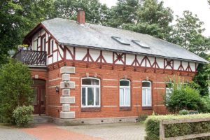 Fassade des MVZ Timmermann & Partner in Hemmoor, Backsteingebäude mit Fachwerkelementen und Satteldach.