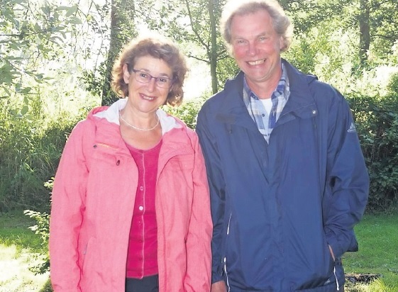 Petra Huschle und Thorsten Reinhardt-Huschle, Physiotherapeuten im MVZ Timmermann und Partner, bei einem Fototermin im Freien.