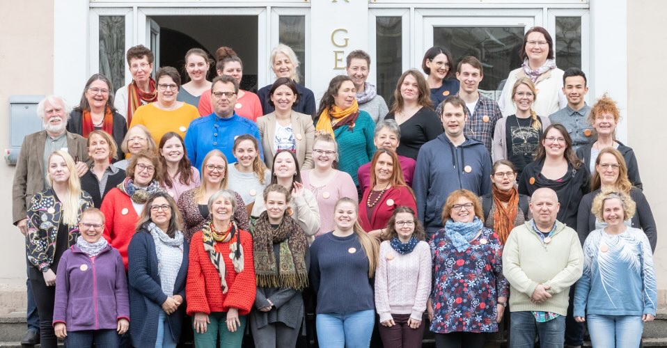 Gruppenfoto der Mitarbeiterinnen und Mitarbeiter des MVZ Timmermann und Partner anlässlich des 20-jährigen Bestehens in Cuxhaven