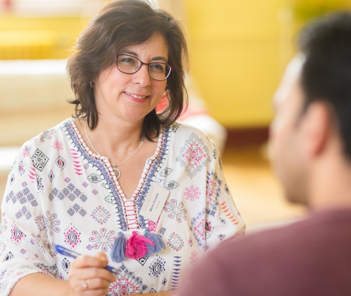 Ärztin spricht mit einem Patienten im Rahmen des Morgenröte-Projekts zur psychologischen Unterstützung von Flüchtlingen.