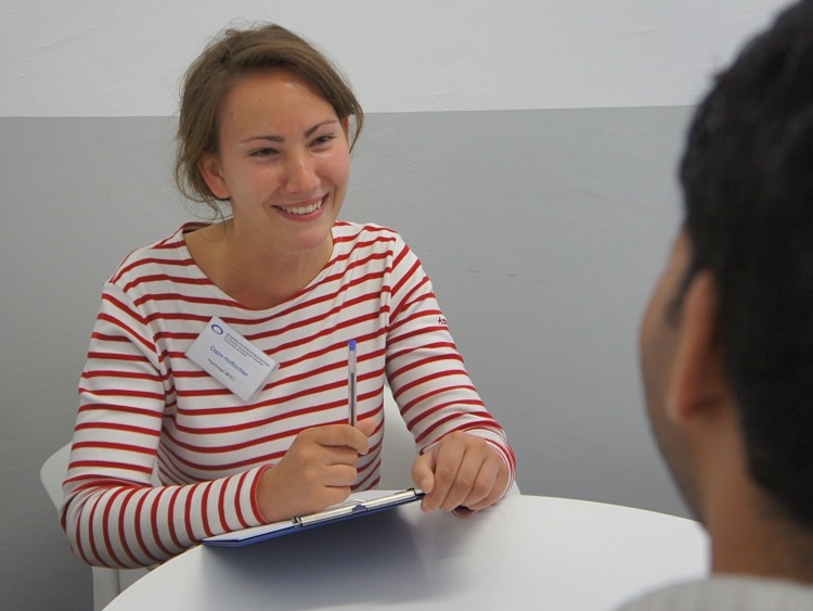 Psychologin Claire Hoffrichter im Gespräch mit einem Flüchtling im Rahmen des Projekts Morgenröte – psychologische Sprechstunde für traumatisierte Flüchtlinge.