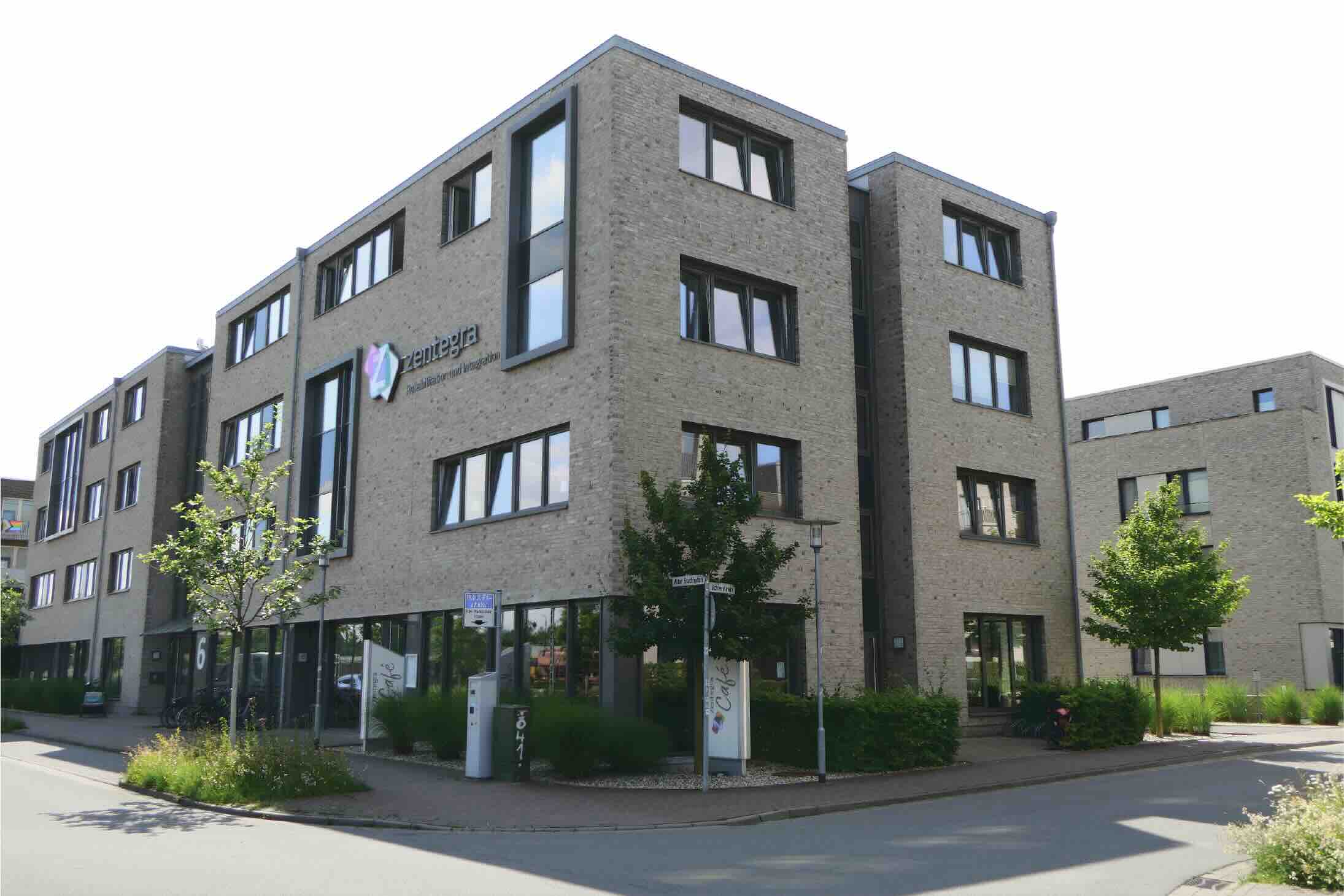 Außenansicht des MVZ Timmermann & Partner in Oldenburg, modernes Gebäude mit großen Fenstern.