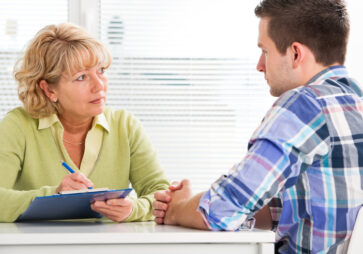 Beratungsgespräch zwischen Therapeutin und Patient – Psychosoziale Beratung im MVZ Timmermann & Partner