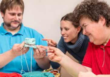 Erwachsene Teilnehmer in einer Tagesgruppe bei einer kreativen Beschäftigung – Symbolbild für tagesstrukturierende Therapie im MVZ Timmermann & Partner