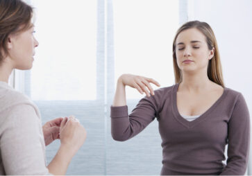 Therapeutin begleitet Patientin bei einer Übung – Symbolbild für Verhaltenstherapie im MVZ Timmermann & Partner