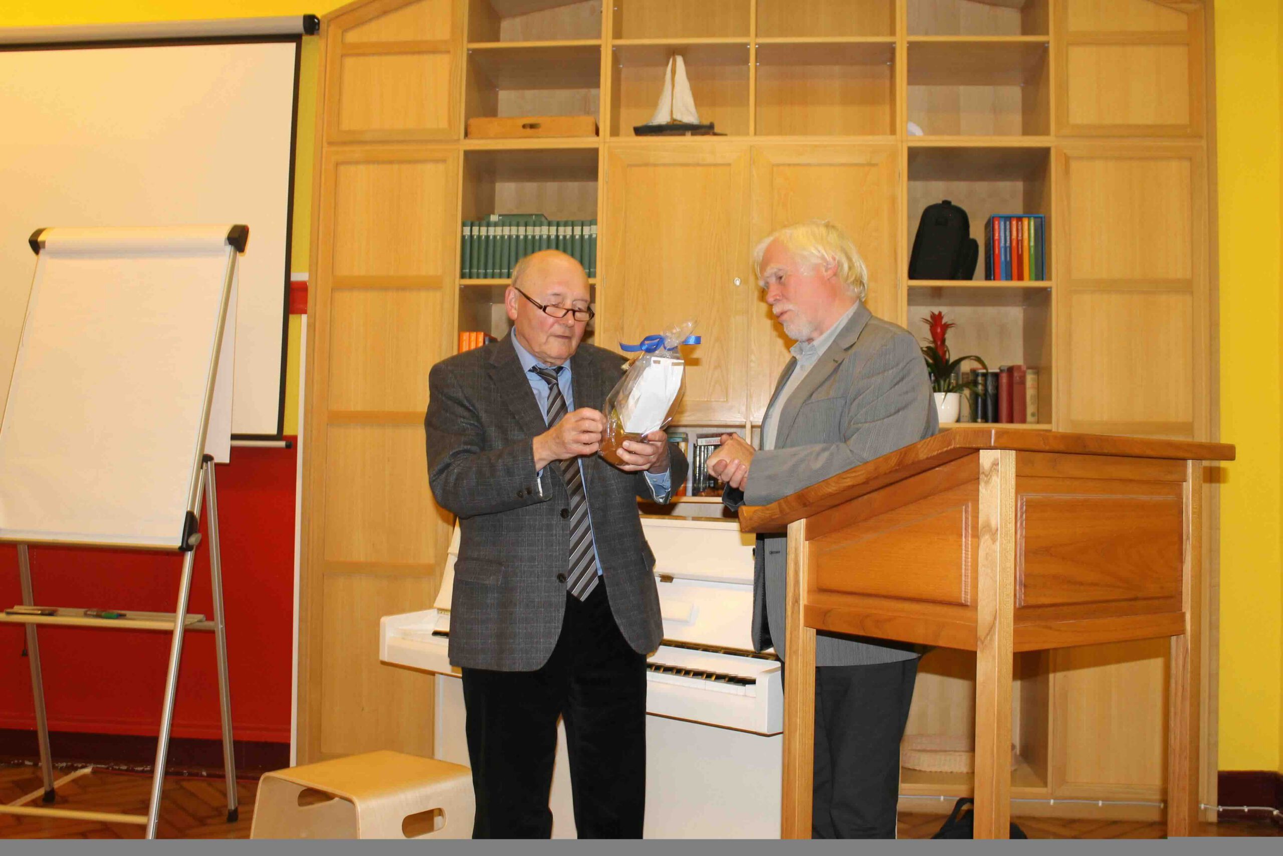 Dr. Hermann Rauhe und Gründer Jochen Timmermann bei einem Vortrag im MVZ Timmermann und Partner“